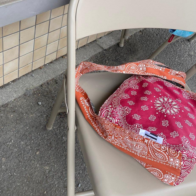 더히 키치 여성 반다나 페이즐리 에코백 레드&퍼플