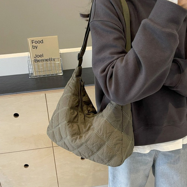 UDV 누빔 패딩 반달 여행 크로스백 보부상 가방