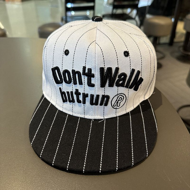 남자 스냅백 모자 여성 남성 고급 스트리트 패션 봄 가을 스트라이프 자수 평평한 챙 캡 모자 CBB