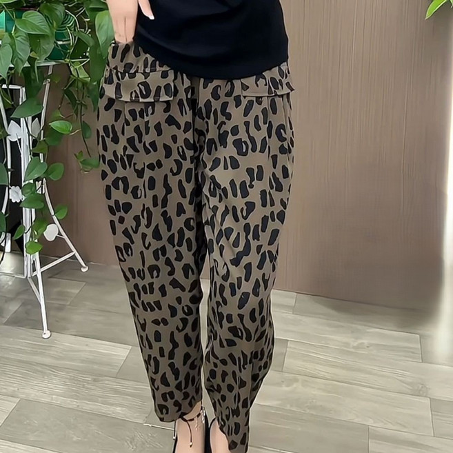 女款休閒豹紋印花九分褲，高腰寬鬆設計