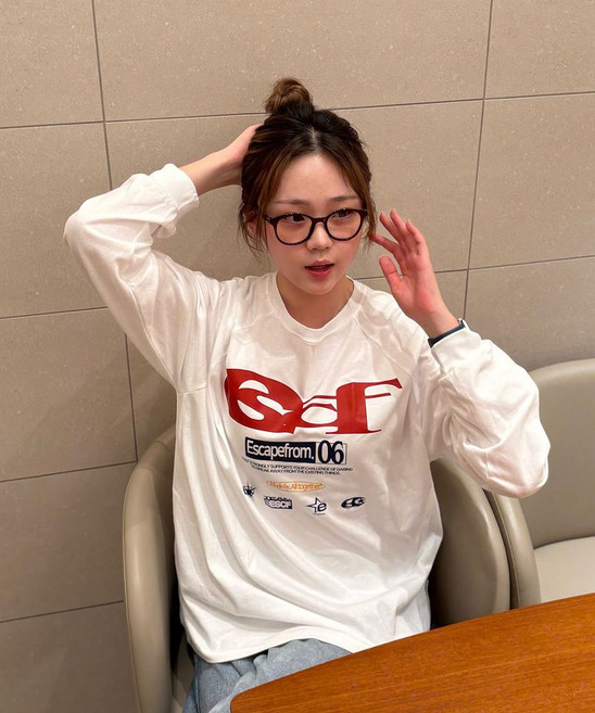 이스케이프프롬 ESCAPEFROM 레드 ESCF 로고 콜라주 프린트 롱슬리브 화이트