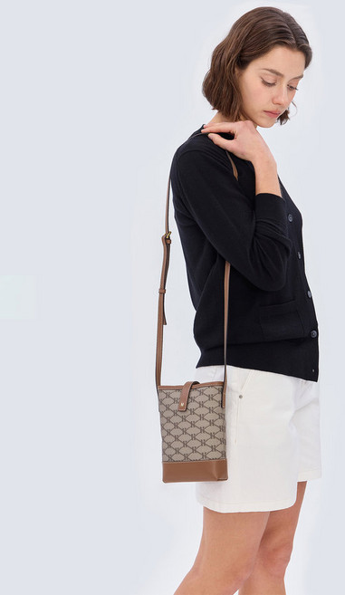 [국내매장정품]헤지스 액세서리 여성 그레이 로고패턴 가죽 미니크로스백