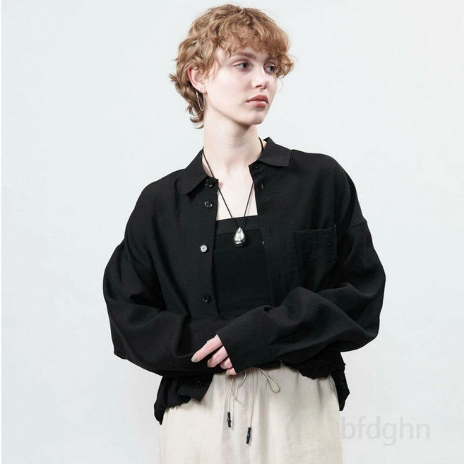 여성 크롭 블라우스 스퀘어넥 퍼프 소매 러플 디테일 데이트룩 데일리룩 봄 여름 착용감 좋은 고급스러운 스타일 20대 30대 여성용