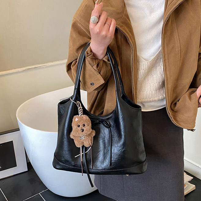 BIKASU 여성 대용량 숄더백 크로스백 캐주얼 호보백 가죽 가방 키링포함