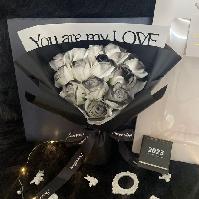 Sweetlove 花束 永生花 康乃馨玫瑰花束, 【13朵黑騎士】+禮袋 燈串-賀卡