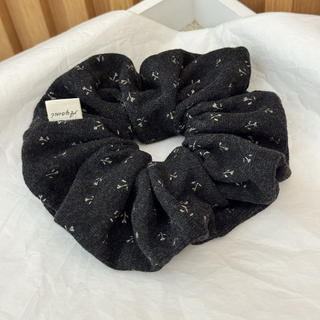 누아벨 로즈패턴 니트 곱창 밴드 머리끈