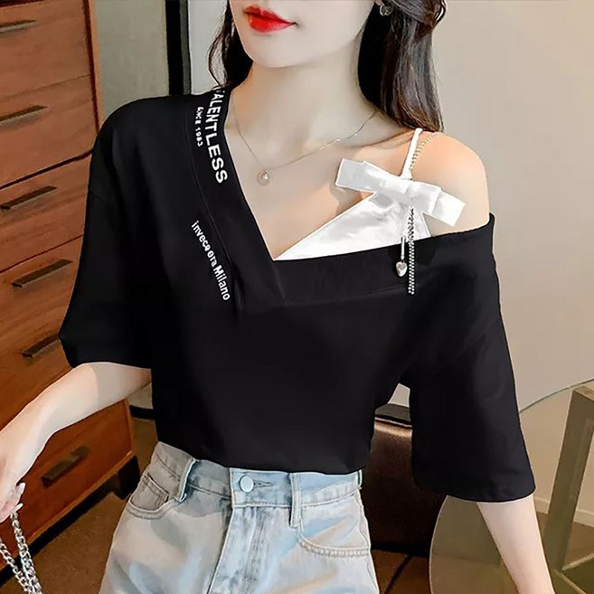 MOSAIRATION 여성 불규칙한 오프숄더 반팔 티셔츠 밑단 트임 섹시한 레터링 티셔츠 I061219