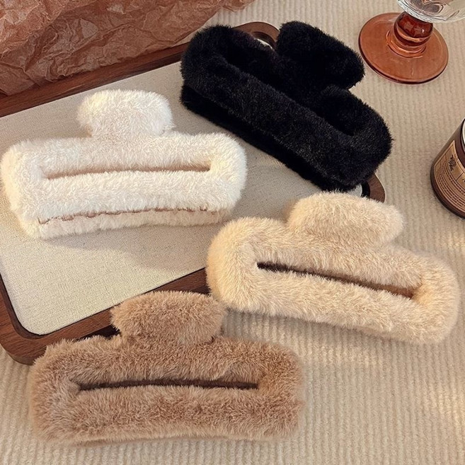 여성용 보들보들 털 집게핀 2개 세트 겨울 사각 플러시 상어핀 반묶음 헤어핀