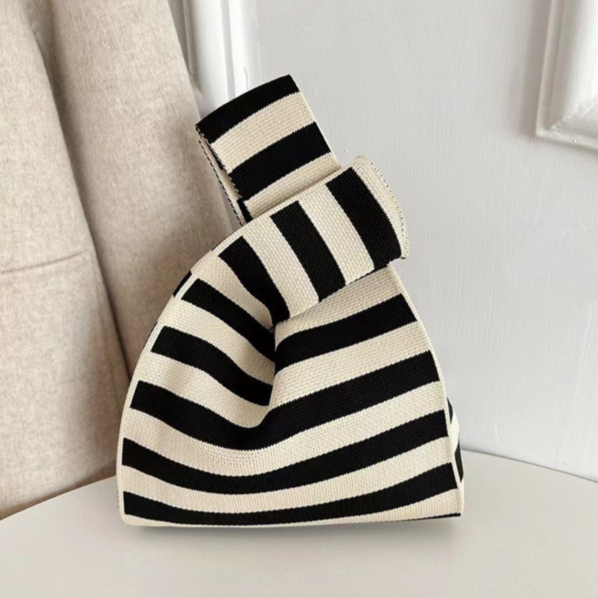 럭키웨이 심플 스트라이프 니트 손가방