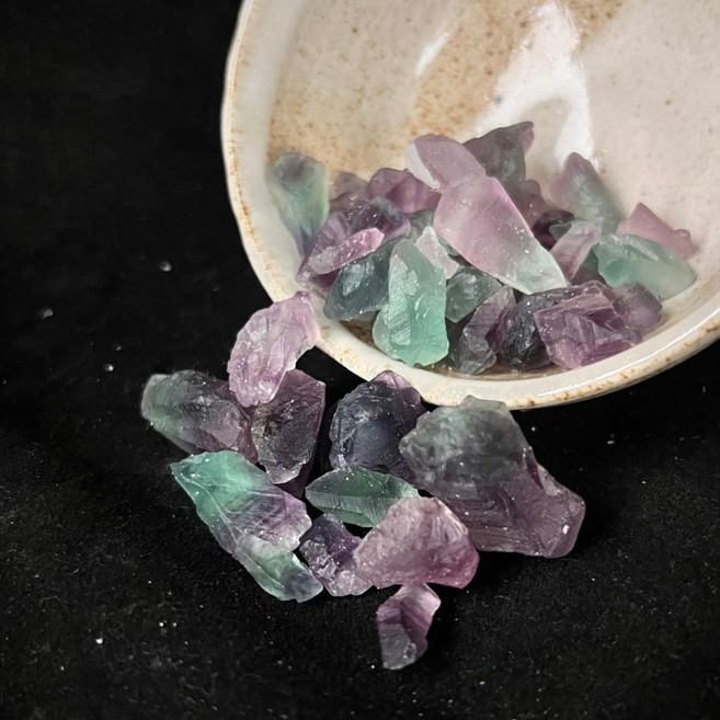 孔雀螢石碎石 七彩繽紛 約2-4公分 適用於淨化、魚缸造景與植栽裝飾, 1個