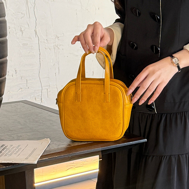 D.I.O 26년 봄 최상급 천연소가죽 미니 크로스 숄더백