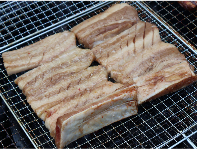 박포갈비 뼈삼겹 3대 1kg 양념돼지포갈비 포갈비 구이용 양념돼지갈비 [쌈뽕미트]에서 뼈삼겹을 한땀 한땀 포를 뜬 후 특제양념에 재운 돼지갈비, 1개