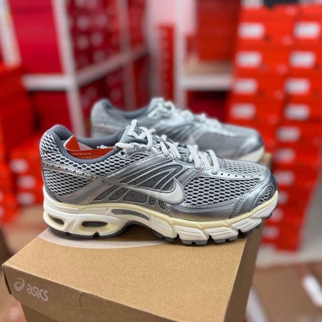 나이키 에어맥스 모토 2k 메탈릭실버 남성 가벼운 발편한 런닝화 운동화