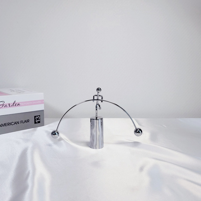 통큰창고 무한동력 책상장식용 뉴턴진자운동, 실버외발타입2