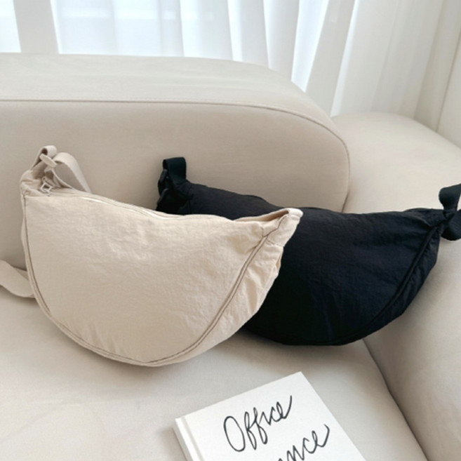 반달모양크로스백 산책용가방 해외여행 미니슬링백