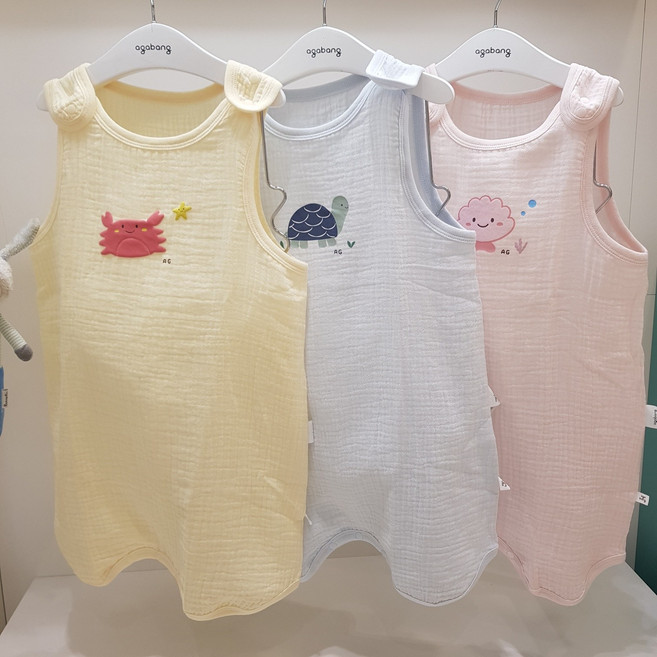 아가방 25 여름 베이비페어! 홑이불 처럼 입는 유아 수면조끼! 더워도 배만큼은 따뜻하게 덮어주세용 여름 수면조끼 유아 잠옷! 멜빵바지 스타일이라 데일리 실내복도 좋아요