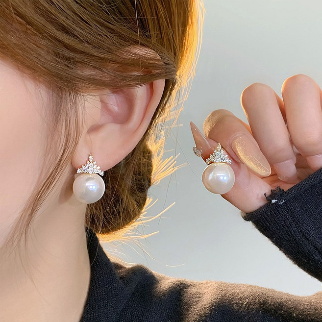 NUTRIVIO 진주귀걸이 프렌치 고급스러운 크라운 큐빅 진주 귀걸이 심플하게 피어싱귀걸이 매치하기 좋은 여자 귀걸이