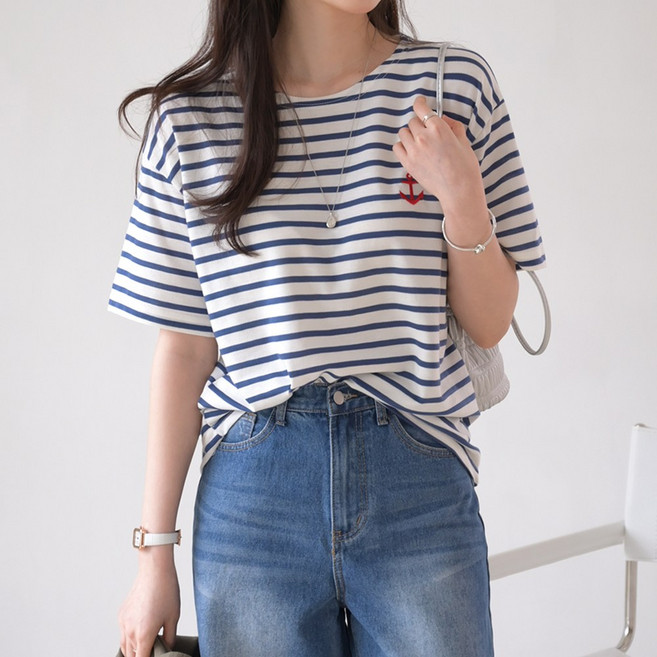 데일리앤 오션 여성 기본 스트라이프 자수 로고 단가라 반팔 티셔츠