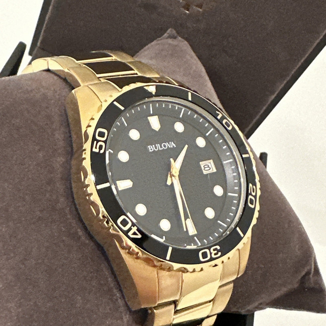 [Bulova] 부로바 남성용 시계 98B375 쿼츠 블랙 다이얼 날짜 골드 스테인리스 스틸 43mm