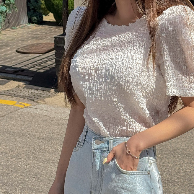 떳다그녀 페린느 퍼프 소매 셔링 크롭 티셔츠 하객룩 오피스룩 데일리 캐쥬얼 시스루 반팔 블라우스