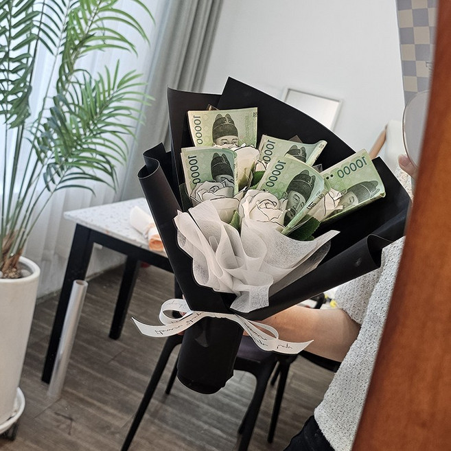 블랙라인 프리미엄 화이트 비누장미 5송이 돈꽃다발 어버이날 생일기념일 선물추천 크리스마스 명절 추석 설날 용돈꽃다발, 1개, 블랙포장