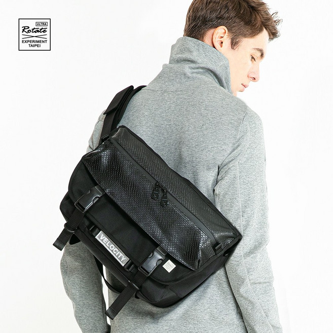 ROTATE VELOCITY 蛇紋尼龍郵差包, 中碼牛皮黑色