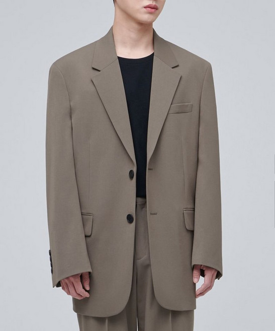 무신사 스탠다드 대디 숄더 오버사이즈 블레이저 더스티 베이지 498545