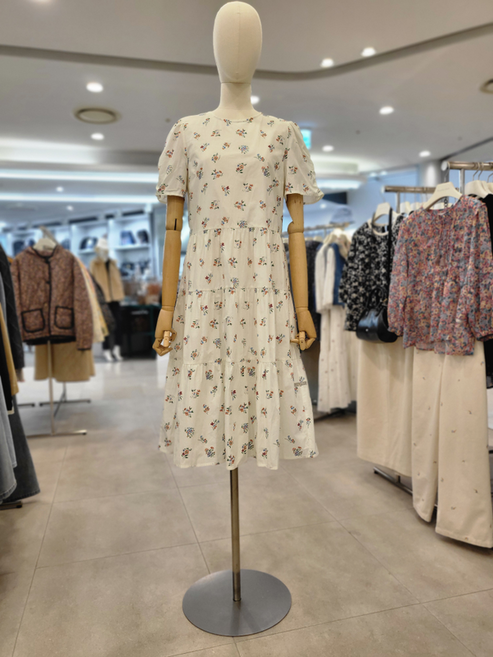 [국내백화점] 써스데이아일랜드 셔링 소매 플라워 패턴 원피스