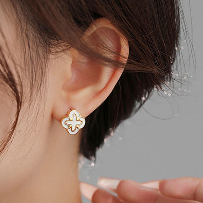 티큐 여성 하객 에나멜 행운 네잎클로버 귀걸이 A2067