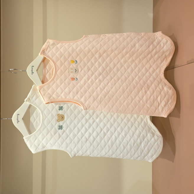 [아가방]강남점* 귀여운 동물 자수와 은은한 다이아몬드 패턴이 포인트인 수면조끼 / 다양한 실내복과 잘 어울리는 베이직한 배색 / 사계절 내내 입기 좋은 수면조끼