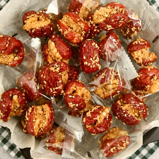 유나건어물 건강 간식 건 말린 호두 품은 대추 말이 칩 정과, 1개, 200g