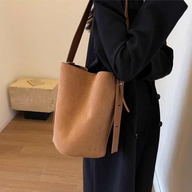 HVNLY 여성 끈조절 숄더 크로스 겸용 스웨이드 버킷백