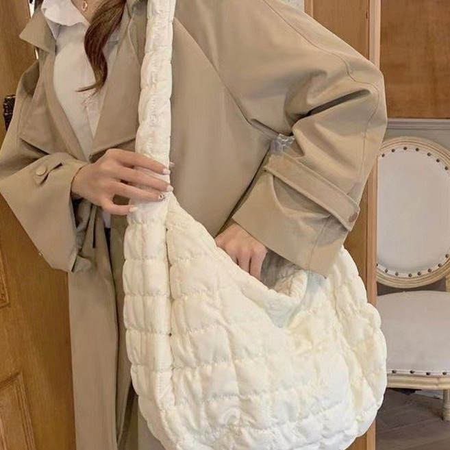 秋冬新款 雲朵褶皺大容量斜挎包 女 輕便休閒, 白色