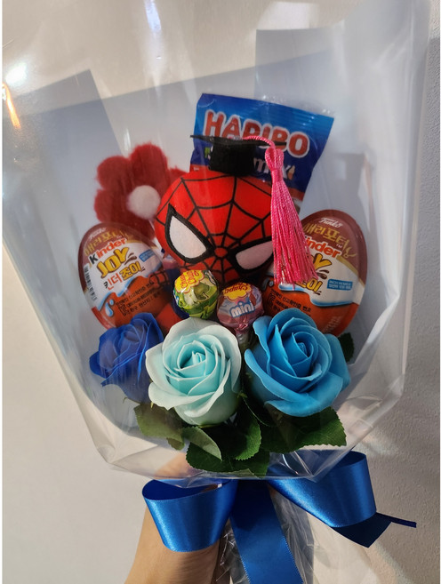 스파이더맨꽃다발 킨더조이꽃다발 마블꽃다발 졸업 입학 수료식 사탕꽃, 스파이더맨킨더학사모꽃다발