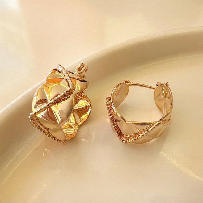 MOOLDN 18kgf 볼륨 리프 퀼팅 글로시 링 귀걸이 (3colors)