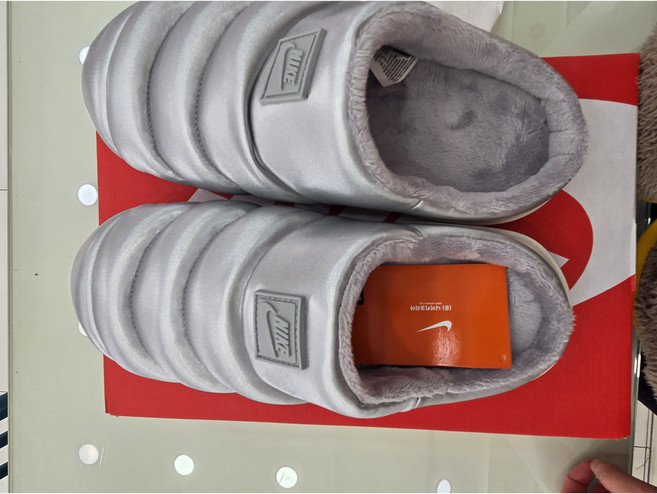 [나이키국내매장판]남녀공용 나이키 버로우 메탈릭실버 FZ7939-002 퍼슬리퍼 털실내화