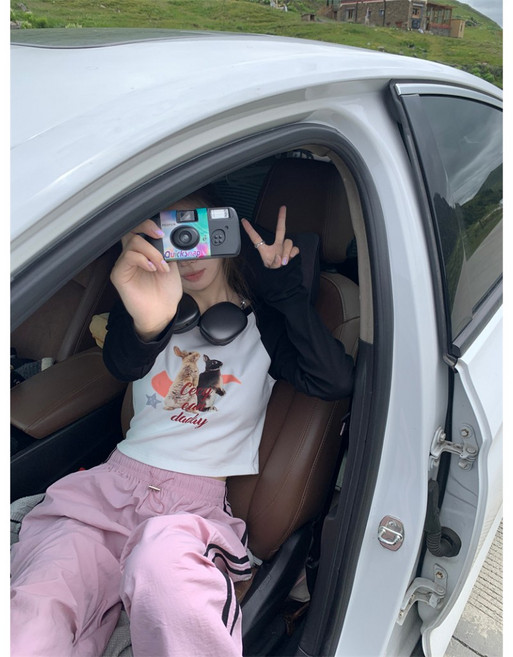 TINY太妮絲 短版長袖上衣 兩隻兔兔印花