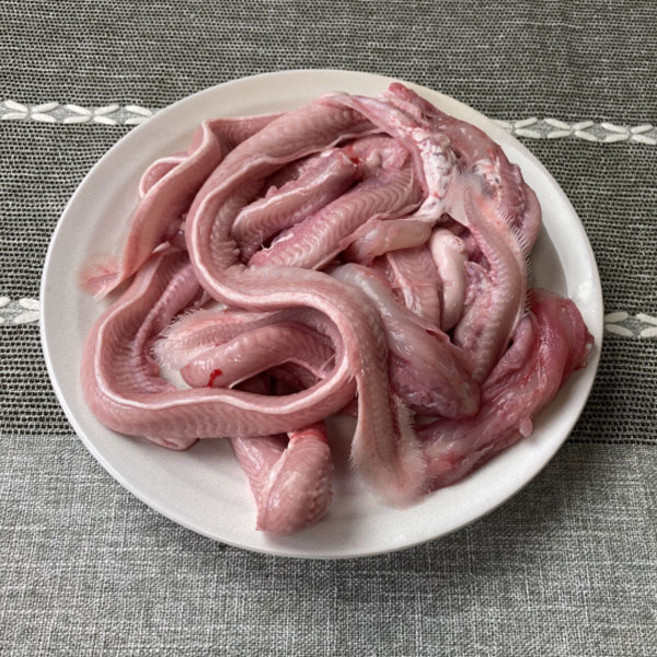 [국산] 부산 자갈치 완손질 생물 꼼장어 1kg (10~15마리쯤) 소스동봉 산지직송 곰장어 먹장어, 1개, 꼼장어1kg / 소스1팩