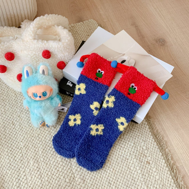 珊瑚絨 刺繡搞怪襪子女 冬季保暖中筒襪 家居睡眠地板襪