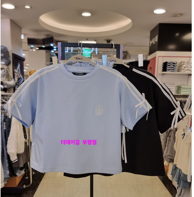 더데이걸 부평점 '25NEW 사랑스러운 발레 코어 리본 디테일의 편안하게 입을수 있는 크롭 반팔 반바지 셋업