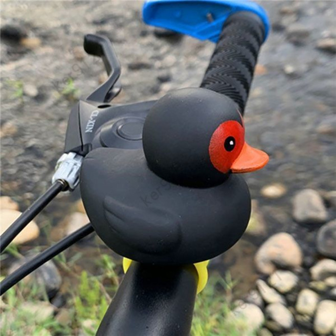 網紅小黃鴨車載擺件 竹蜻蜓頭盔 裝飾品 適合自行車/電瓶車/摩托車, 1個, 單個-小黑鴨,騎行款 綁帶固定