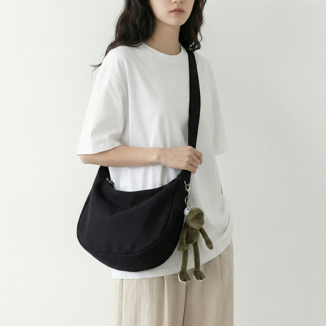 달무리 반달 캐주얼 크로스백 숄더백 미니 여성 개구리키링 데일리 가방