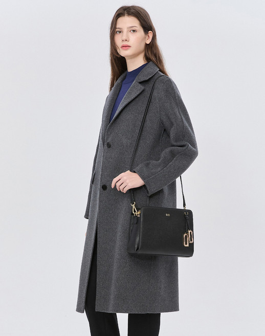 24FW [스테디셀러] 블랙 로고장식 소가죽 숄더백 WCBA4F591BK