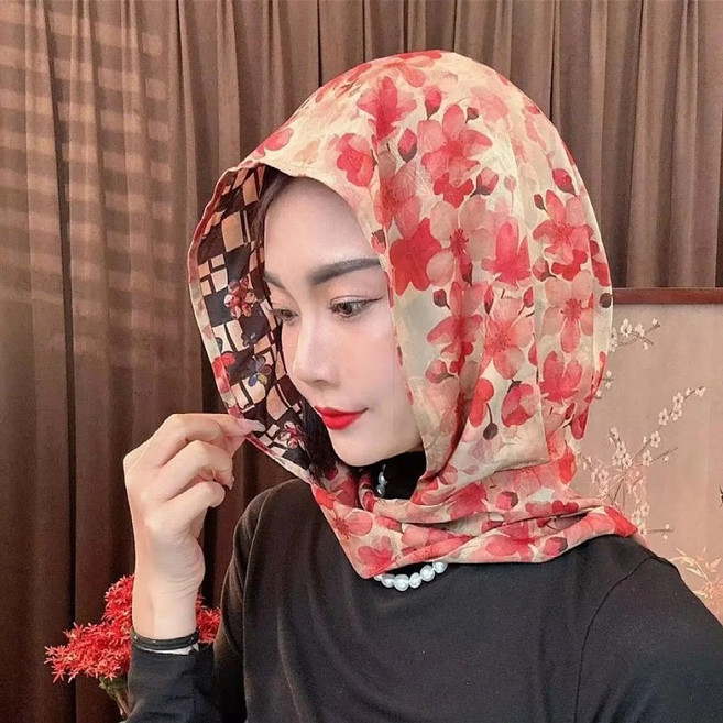 女士春夏薄款連帽防曬披肩 透氣防風百搭圍巾 包頭絲巾時尚飄帶頭巾 旅遊戶外多功能穿搭 #紅花滿面 #均碼
