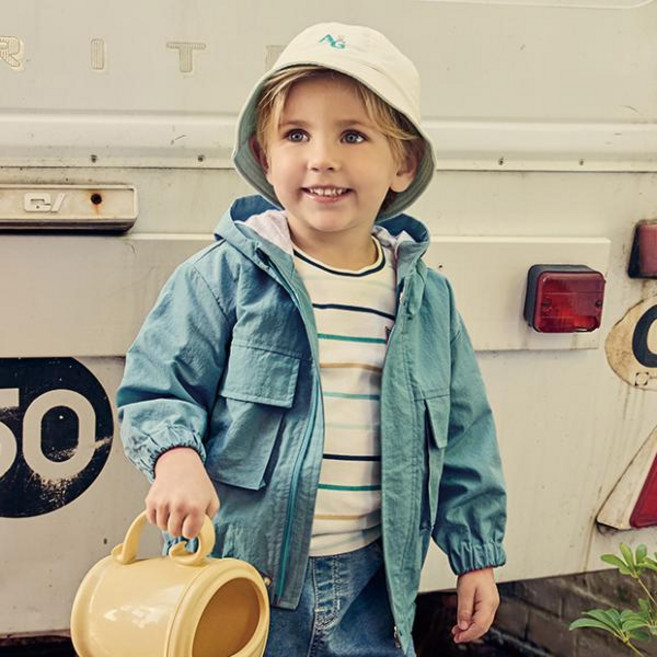 아가방 천호NC점 봄 특가할인 / 커다란 포켓 주머니로 포인트를 주며 면 100% 소재로 가볍고 편안함을 주는 화섬점퍼. 간절기 얇은 점퍼를 찾는다면 강력 추천!