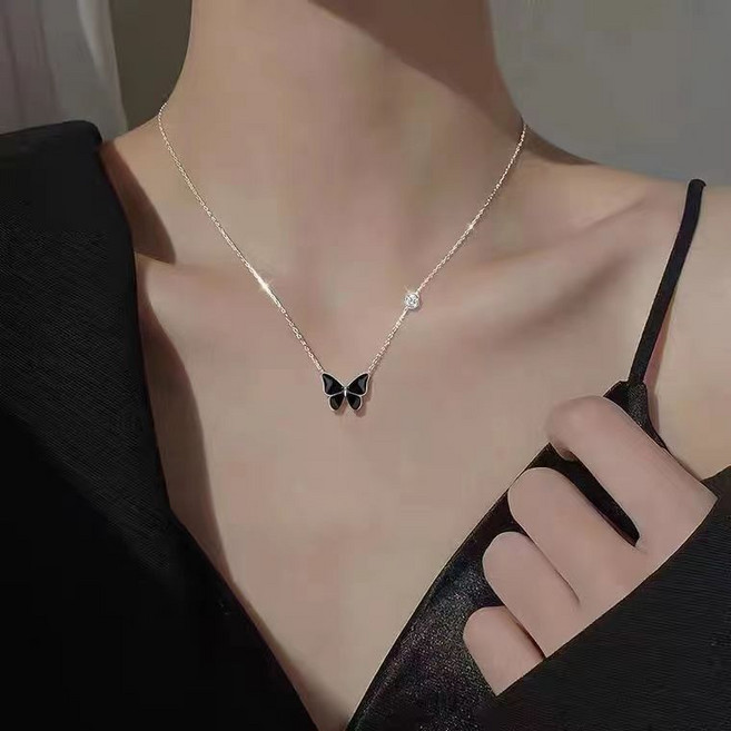 모스리나 블랑누아 블랙 플라이 나비 목걸이