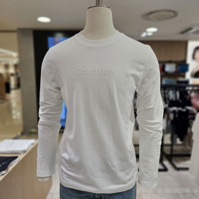 캘빈클라인 진 공용 엠보 INST 로고 레귤러 핏 긴팔 티셔츠4RD868G-YAF OQK695 ETX894