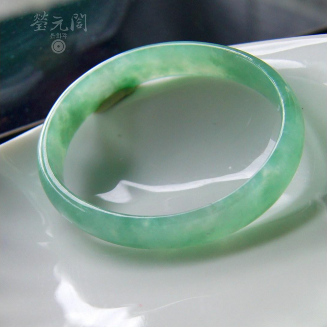 瑩元閣 A級翡翠圓骨鐲 冰糯秋香點烏雞 豔果綠 手圍17.8 圈口54.6