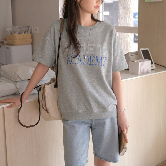 데일리앤 아틀란 여성 루즈핏 자수 레터링 5부 반팔 맨투맨 티셔츠 봄 가을 간절기