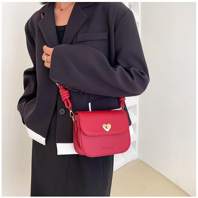 法式質感 斜背包 簡約復古斜挎包 雙根可調整肩帶, 愛心金扣小方包_紅色
